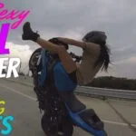 Linda chica motociclista realiza increí­bles acrobacias en motocicleta en un largo truco en motocicleta