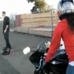 Chica caliente hace acrobacias en motocicleta (HD)