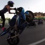 Crazy girl realiza acrobacias en motocicleta en las calles de St. Louis 2015