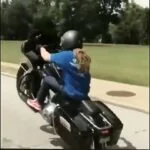 Esta chica es experta en caballos en moto.