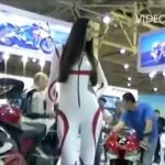 Exposición de motos y hermosa chica.