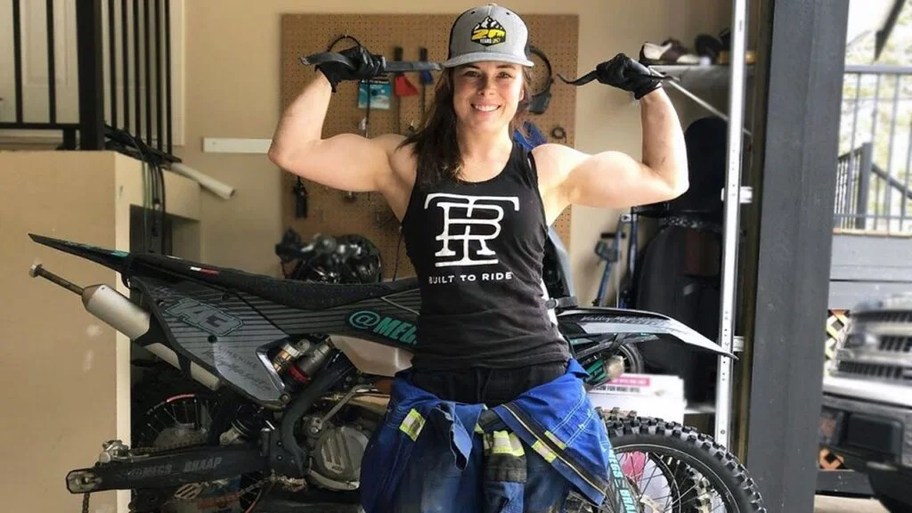 La chica más fuerte en una bicicleta de enduro.