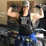 La chica más fuerte en una bicicleta de enduro.