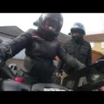 Primera vez en un paseo en motocicleta en Great Brittan Biker Girls Primera vez en el lado izquierdo