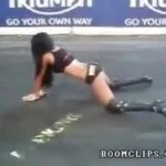 Truco de chicas calientes y motos (SD)