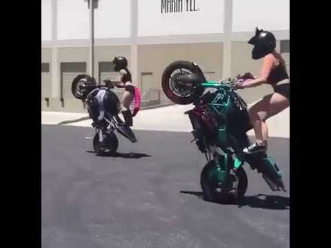 Acrobacias en bicicleta / chicas sexy haciendo acrobacias en bicicleta / chicas motociclistas en bicicleta
