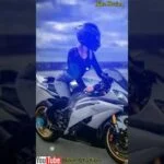 Chica con Super Bike |  Estado de chica súper motociclista |  Estación de bicicletas |  Estado de las muchachas del motorista del deporte