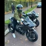 Motociclista montando Kawasaki Ninja h2 por @rubyrides #bikergirl