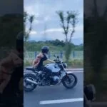 Chicas en bicicleta, chica en motocicleta # 307