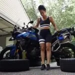 Esta youtuber ha demostrado que su moto de 220 kilos no le queda grande haciendo con 100 sentadillas al dí­a