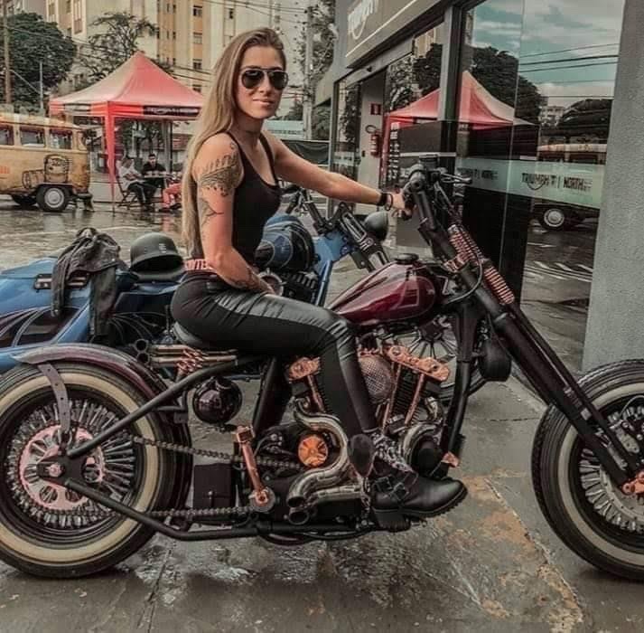Chica motera del martes 23 abril