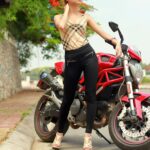 Chica motera del lunes 03 junio