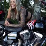Chica motera del 12 octubre