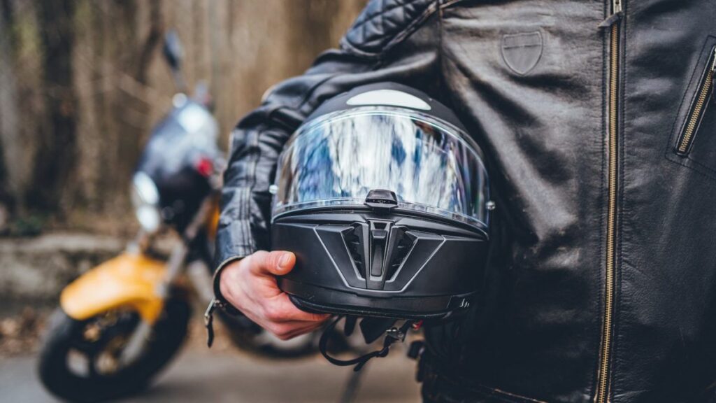 La vida útil de tu casco de moto: ¿Cuándo reemplazarlo? 1 Tu casco de moto podría estar jugándote una mala pasada: el dato clave que ignoran miles de motoristas