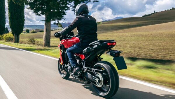 Esta motocicleta de gira tiene el equilibrio perfecto entre la potencia y la versatilidad