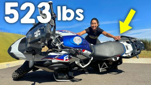 Incluso si eres corto, aquí le mostramos cómo recoger tu gran motocicleta de aventura