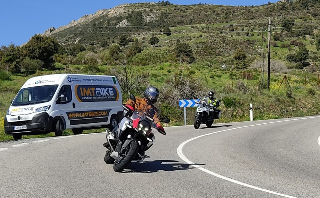Equipamiento esencial para viajar en moto