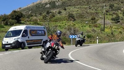Equipamiento esencial para viajar en moto