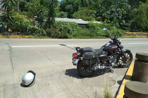 Un trapo amarillo colgado de la moto. El gesto motero que hasta los no motoristas deben conocer y que puede salvar vidas