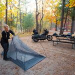 Equipamiento esencial para acampar en moto: guía completa
