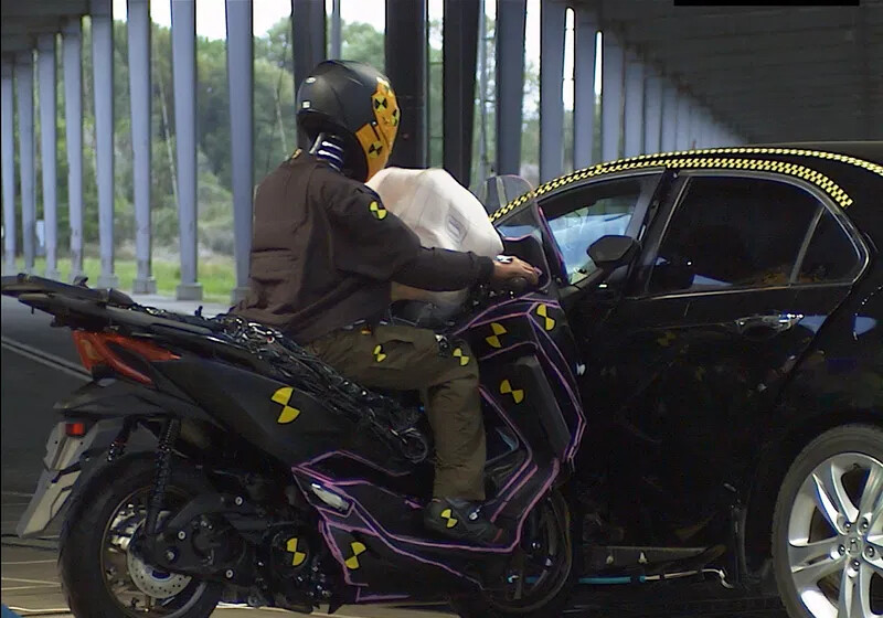 Una inesperada marca de coches se mete a hacer airbags de moto. Y pueden ser la solución a la que solo Honda se ha atrevido