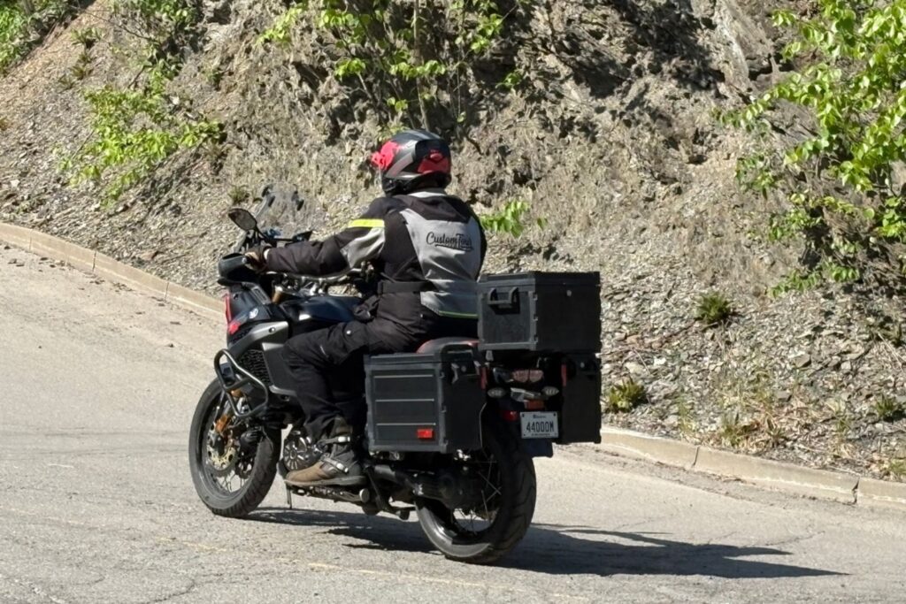 Prueba de jeans de motocicleta de chacal de toro distribuido por Kimpxe