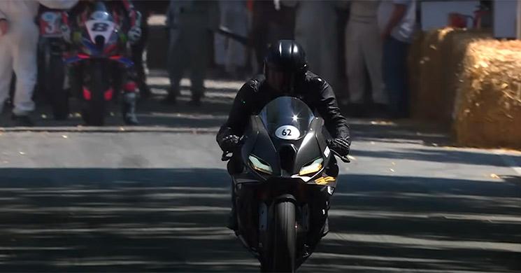 El CEO de BMW Motorrad se sube a la Concept RR en Goodwood... ¡a toda velocidad!