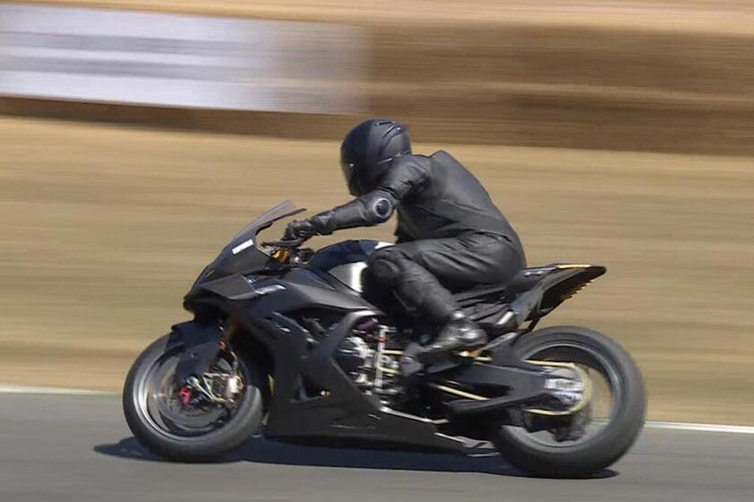 El jefazo de BMW es tan friki de las motos que se ha puesto a tocar rodilla en la nueva MotoGP alemana. Y es la BMW más bonita de la historia