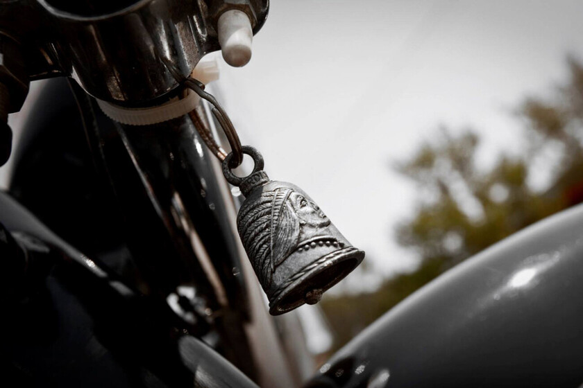 Si alguna vez has visto campanas colgando de las motos no estás loco. Es una superstición motera con mucha historia detrás