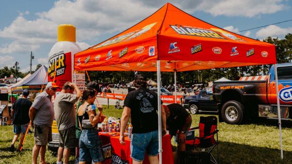 B'Laster patrocinadores Ama del Salón de la Fama FanZone en 2025 Permco AMA Vintage Motorcycle Days presentados por la distribución de la curva 14