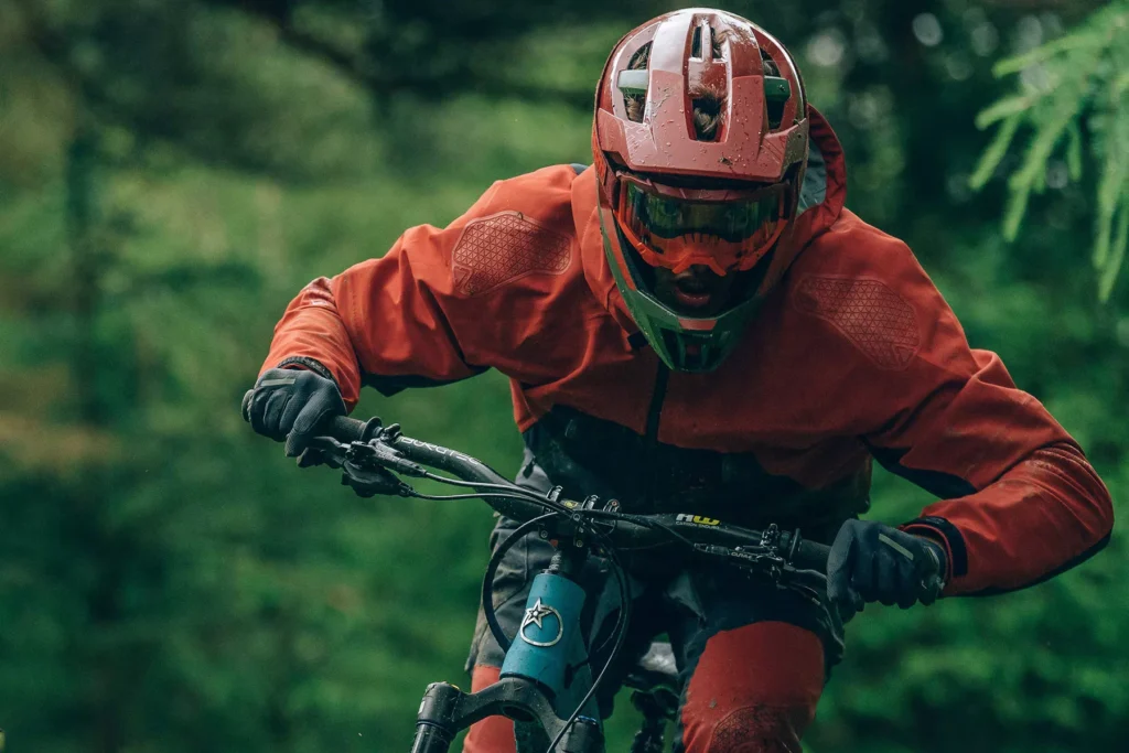Geared Up for the Ride: What Beginner Riders Need to Know About E-Bike vs Motorcycle Gear | Seguridad