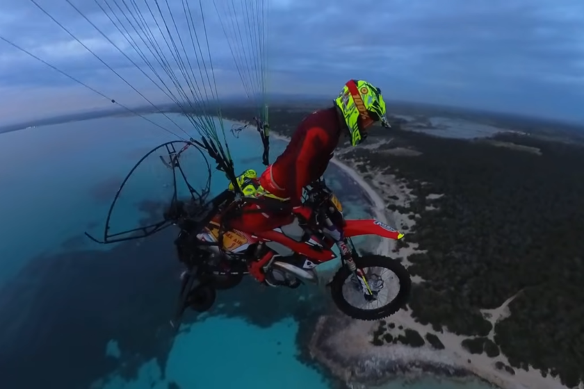 La primera moto voladora del mundo es española. Es el invento de un piloto de aviones y motero que ya tiene cinco récords mundiales