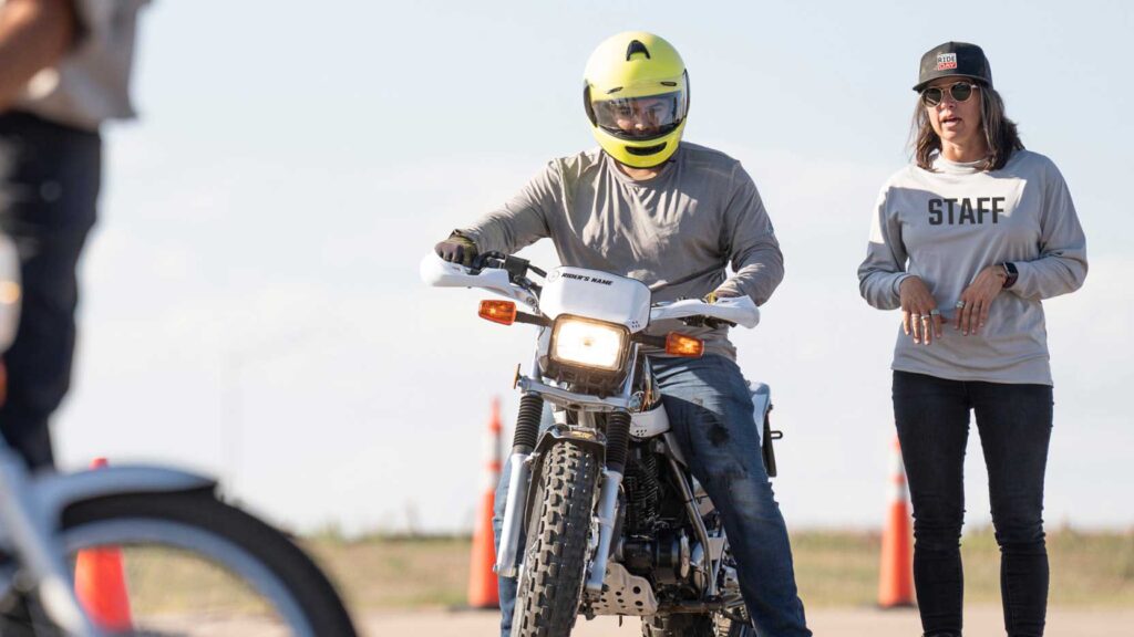 National Motorcycle Safety Fund asigna otros $ 15,000 para continuar con el apoyo a los estudiantes sordos y con problemas de audición