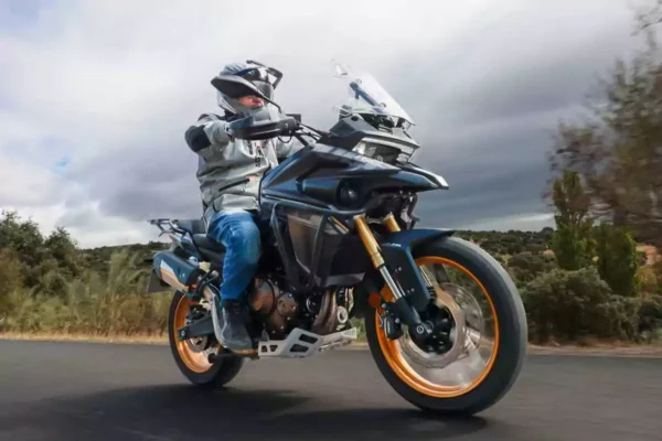 Probamos la nueva moto trail china del carnet A2 que aprieta donde más duele