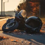 Compensación por caídas en moto en asfalto sucio: ¿Quién es responsable?