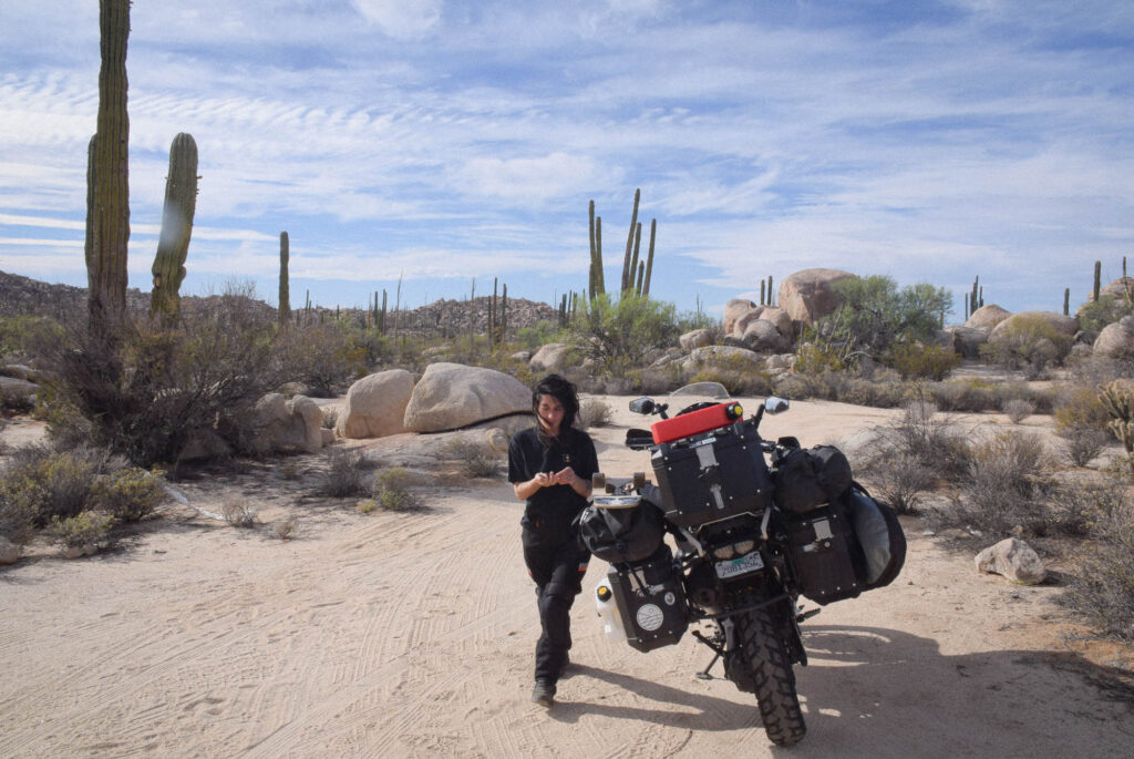 Enrolle una motocicleta debajo de la onda de calor: equipo y consejos