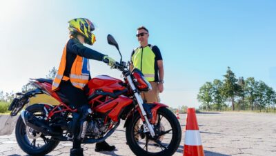 ¿A qué edad se puede sacar el carnet de moto 125?