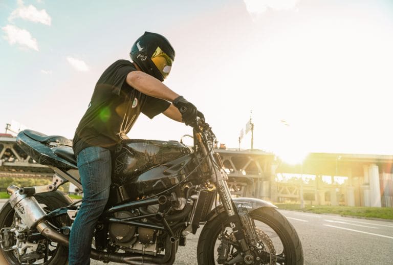 ¿Tienes que usar un casco de motocicleta en Texas?