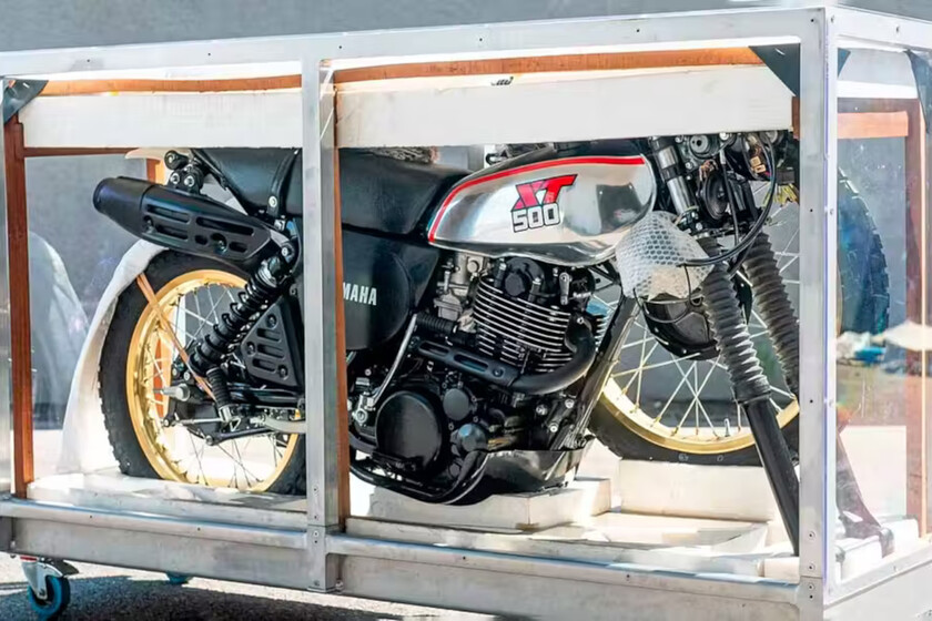 Las cápsulas del tiempo se han puesto de moda, pero en versión motera. Las motos en cajas están viviendo un boom, y esta Yamaha es la última prueba