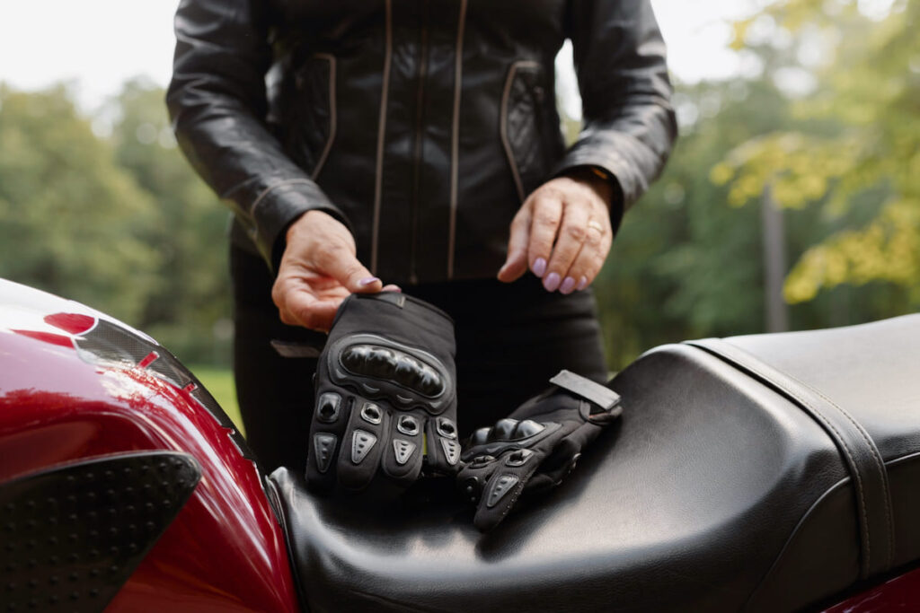 Accesorios Imprescindibles para Conducir Moto en Otoño