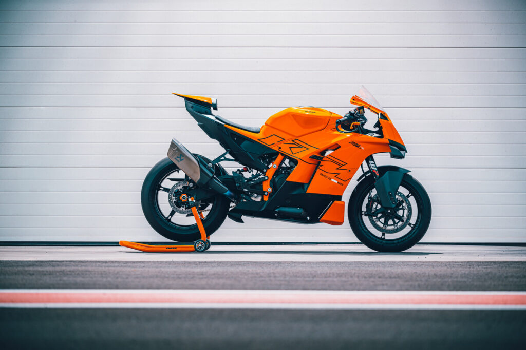 KTM presenta la producción 990 RC R «MotorcycleDaily.com - Noticias de motocicletas, editoriales, reseñas de productos y reseñas de bicicletas