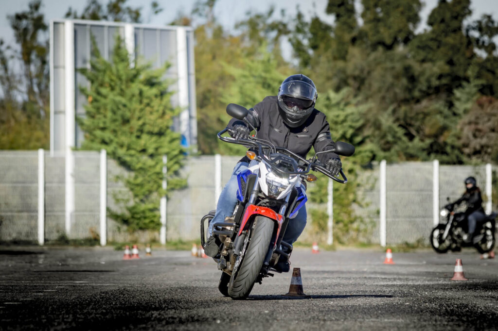 Pasar tu carnet de moto: buenas prácticas que debes conocer