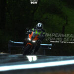 Impermeables de tres piezas vs trajes de agua: ¿cuál es mejor para viajes en moto?