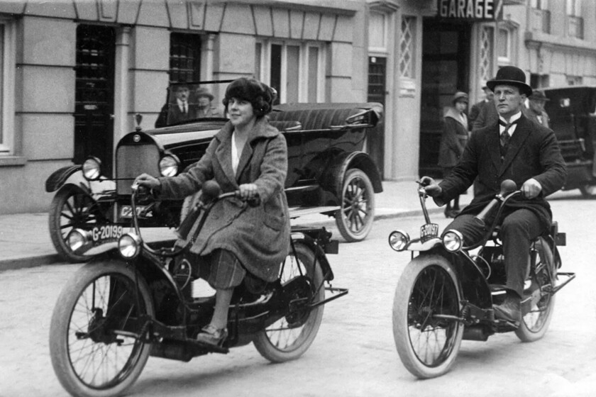 Hace 100 años, los americanos quisieron reinventar la moto… Y casi les salió el coche más surrealista de la historia
