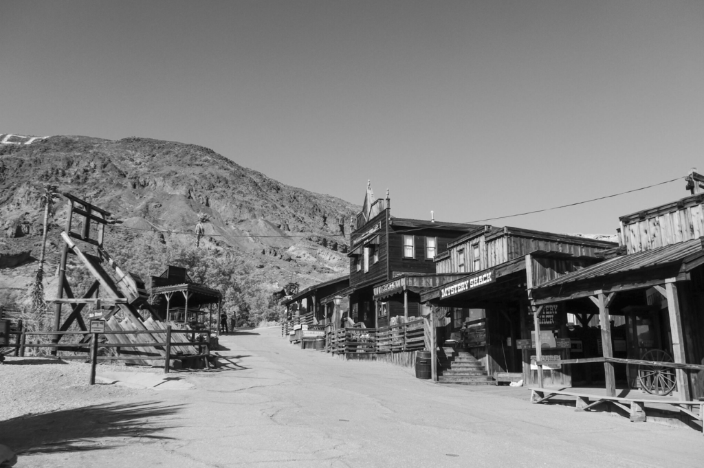 Luna de miel en moto: Elena y Luca recorren Estados Unidos 1 Las barras y estrellas sueñan con Luca y Elena – América en Moto