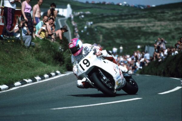 Tras la II Guerra Mundial una marca de motos batió el más increíble de la historia de las carreras urbanas. Hasta que llegó Suzuki