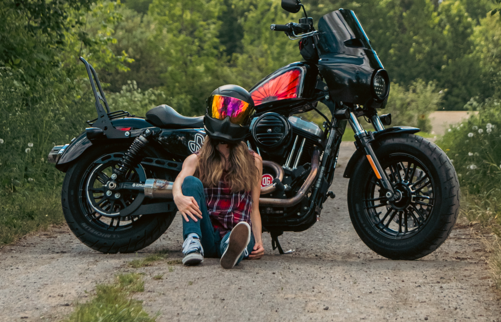 Magness: La mujer que redefine el motociclismo en Quebec 1 Magness: Fotógrafo, camarógrafo y creador de contenidos sobre motocicletas en Quebec