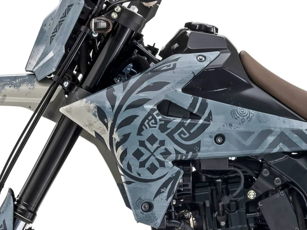 Suzuki DR-Z4S: La fusión perfecta entre enduro y cultura gamer 1 Suzuki mezcla fantasía y enduro en una moto DR-Z. ¿Cómo será?