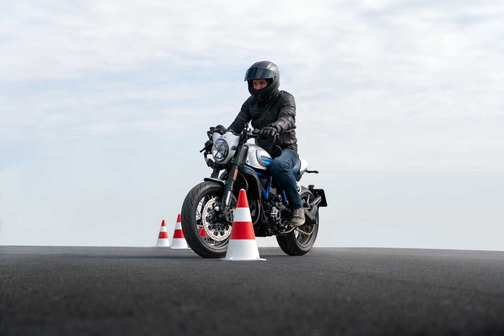 Edad para conducir una moto: permisos y requisitos en España 1 ¿A qué edad se puede conducir una moto en España?