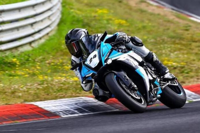 ¿Moto o coche? La Yamaha R1 en Nürburgring contra un Porsche 911 1 ¿Qué es más rápido, un coche o una moto en Nürburgring? Una Yamaha R1 sobrevive a 9 minutos contra un Porsche 911 GT3 RS